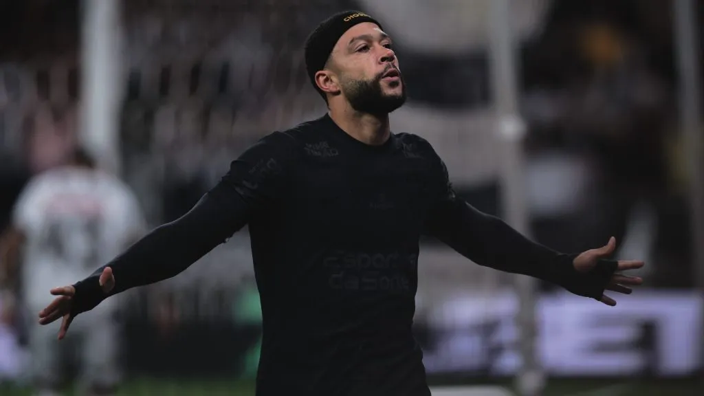 Memphis Depay comemorando gol. Foto: Ettore Chiereguini/AGIF