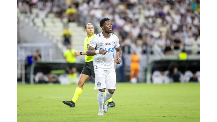 SP - FORTALEZA - 05/04/2025 - BRASILEIRO A 2025, CEARA X GREMIO - amuzu jogador do Gremio durante partida contra o Ceara no estadio Arena Castelao pelo campeonato Brasileiro A 2025. Foto: Baggio Rodrigues/AGIF