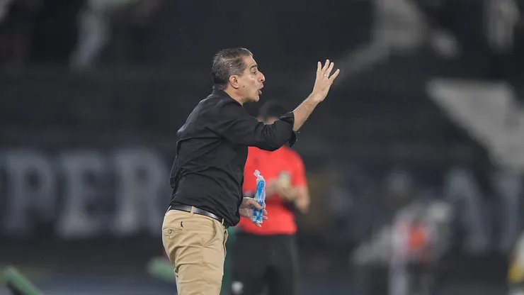 Renato Paiva, técnico do Botafogo, durante partida contra o Juventude, pelo Campeonato Brasileiro. Foto: Thiago Ribeiro/AGIF.
