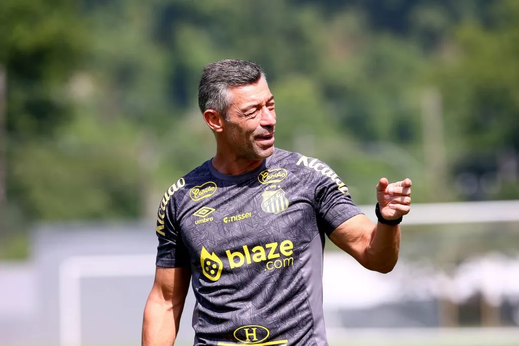Pedro Caixinha é cobrado nos bastidores por desempenho abaixo em campo – Foto: Mauricio De Souza/AGIF