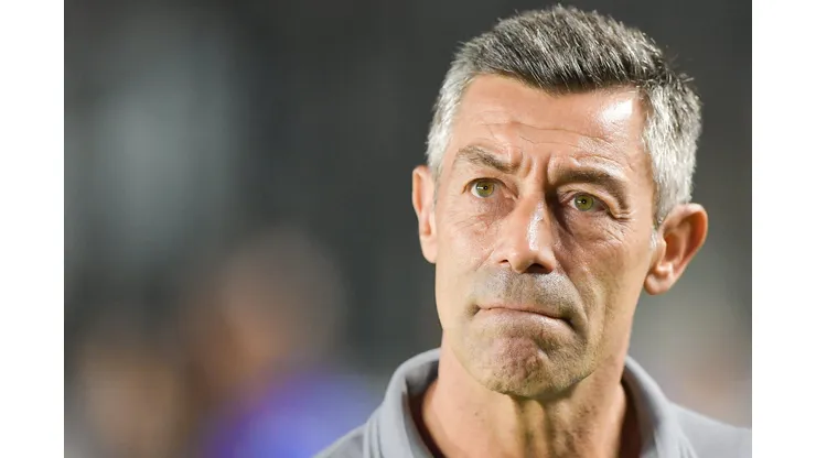 Pedro Caixinha técnico do Santos durante partida contra o Vasco no estádio São Januário pelo campeonato Brasileiro A 2025. Foto: Thiago Ribeiro/AGIF