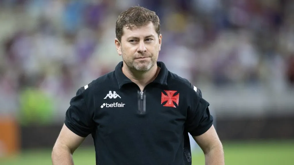 Rafael Paiva, ex-técnico do Vasco, durante partida contra o Fortaleza, pelo Campeonato Brasileiro de 2024. Foto: Baggio Rodrigues/AGIF.