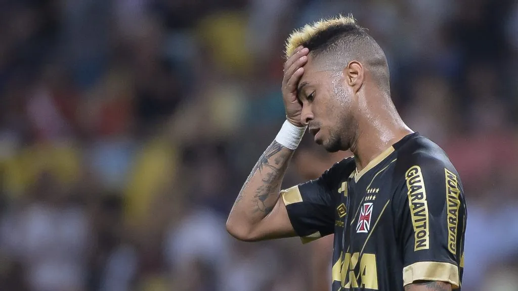 Rafael Silva lamenta chance perdida. Foto: Fernando Soutello/AGIF.