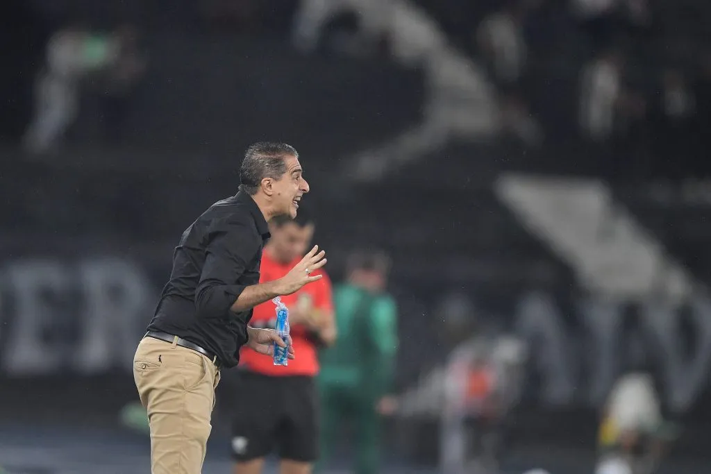 Renato Paiva no comando do Botafogo. Foto: Thiago Ribeiro/AGIF