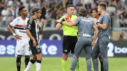 Técnico Luis Zubeldía do São Paulo recebe cartão vermelho do árbitro durante partida contra o Atlético-MG no estádio Mineirão pelo campeonato Brasileiro A 2025.