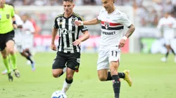 SP - BELO HORIZONTE - 06/04/2025 - BRASILEIRO A 2025, ATLETICO-MG X SAO PAULO - Natanael jogador do Atletico-MG disputa lance com Ferreira jogador do Sao Paulo durante partida no estadio Mineirao pelo campeonato Brasileiro A 2025. Foto: Gilson Lobo/AGIF
