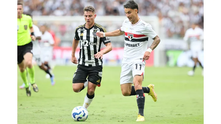 SP - BELO HORIZONTE - 06/04/2025 - BRASILEIRO A 2025, ATLETICO-MG X SAO PAULO - Natanael jogador do Atletico-MG disputa lance com Ferreira jogador do Sao Paulo durante partida no estadio Mineirao pelo campeonato Brasileiro A 2025. Foto: Gilson Lobo/AGIF