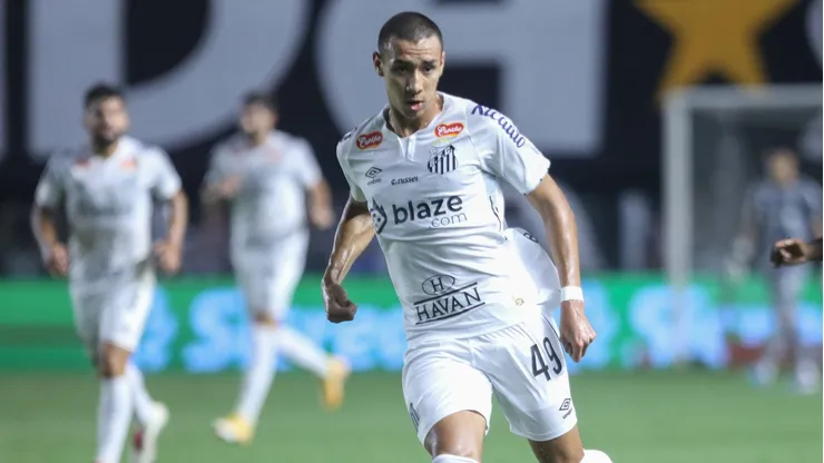 Gabriel Bontempo vem se destacando no meio de veteranos do Santos em 2025