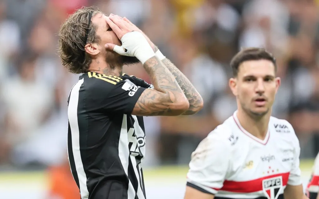 SP – BELO HORIZONTE – 06/04/2025 – BRASILEIRO A 2025, ATLETICO-MG X SAO PAULO – Lyanco jogador do Atletico-MG lamenta durante partida contra o Sao Paulo no estadio Mineirao pelo campeonato Brasileiro A 2025. Foto: Gilson Lobo/AGIF