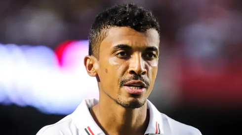 Luiz Gustavo, jogador do São Paulo, durante execucao do hino nacional antes da partida contra o Bragantino no estadio Morumbi pelo campeonato Paulista 2024. Foto: Reinaldo Campos/AGIF