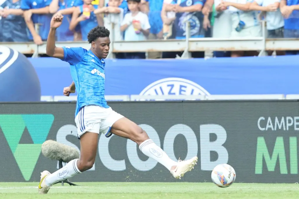 Atleta do Cruzeiro em partida diante do Betim. Foto: Gilson Lobo/AGIF