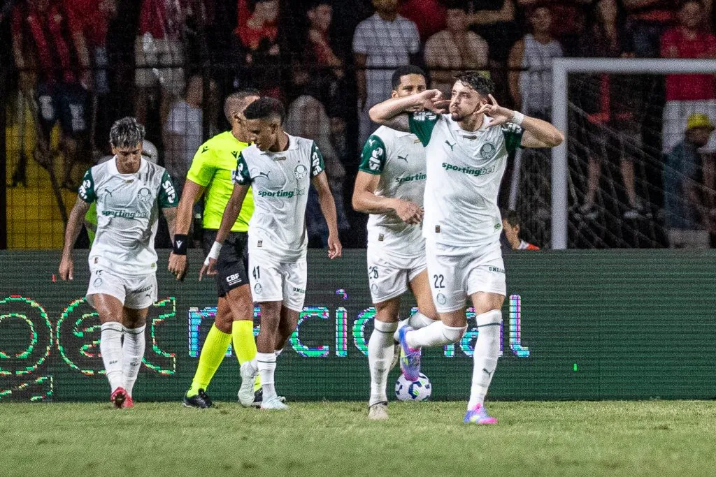 Piquerez, jogador do Palmeiras comemora seu gol durante partida contra o Sport no estadio Ilha do Retiro pelo campeonato Brasileiro A 2025. Foto: Rafael Vieira/AGIF