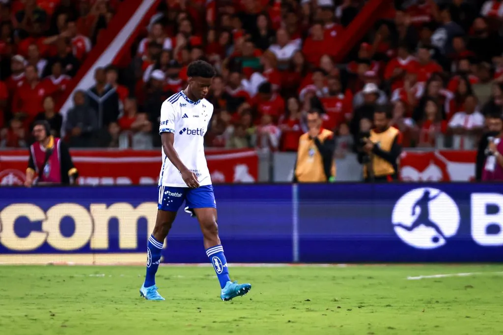 Jonathan Jesus recebe cartao vermelho do arbitro durante partida contra o Internacional. Foto: Maxi Franzoi/AGIF