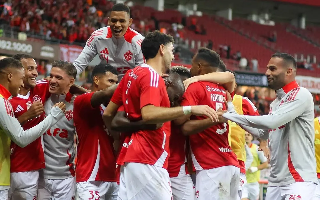 Equipe do Internacional comemora partida vitoriosa sobre o Cruzeiro no Beira-Rio com apoio da torcida. Foto: R. Duarte/Internacional