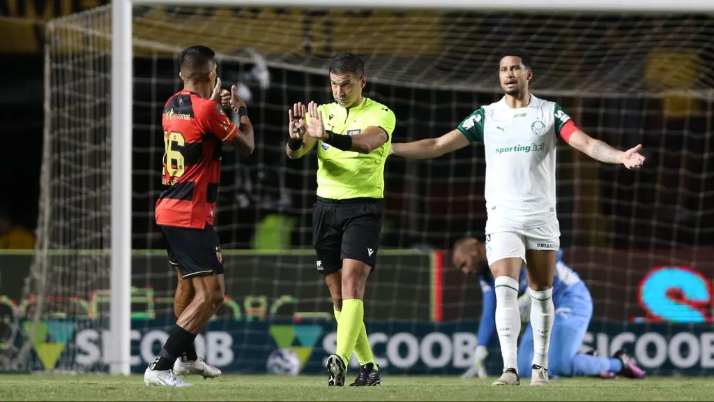Arbitragem gerou muita polêmica. Foto: Marlon Costa/AGIF