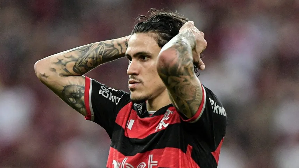 Pedro ficou um longo período sendo desfalque do Flamengo - Foto: Thiago Ribeiro/AGIF