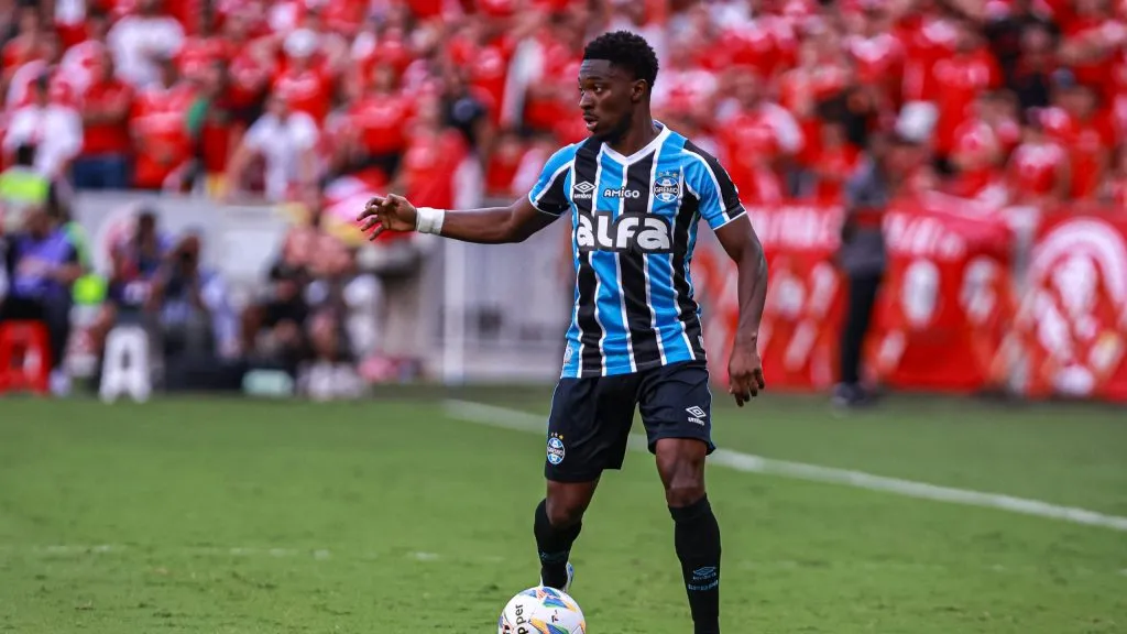 Francis Amuzu pelo Grêmio. Foto: Maxi Franzoi/AGIF