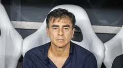 Gustavo Quinteros observa atuação do Grêmio diante do Ceará. Foto: Baggio Rodrigues/AGIF.