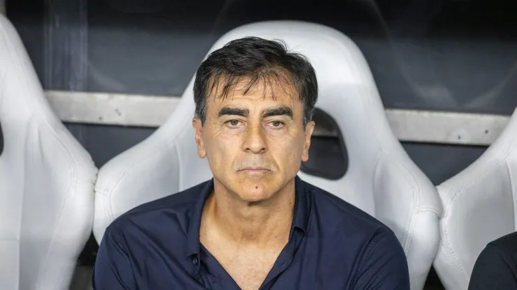Gustavo Quinteros observa atuação do Grêmio diante do Ceará. Foto: Baggio Rodrigues/AGIF.