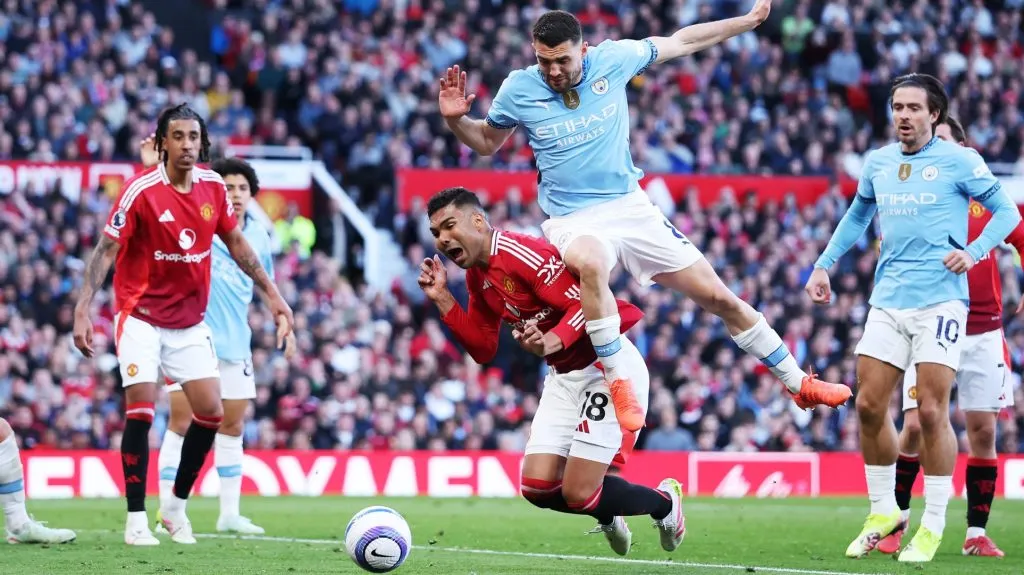 Casemiro em campo em Manchester United x Manchester City. (Photo by Michael Steele/Getty Images)