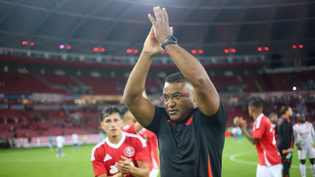 Roger Machado agradece apoio da torcida. Foto: Ricardo Duarte/Internacional.
