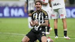 MG - BELO HORIZONTE - 06/04/2025 - BRASILEIRO A 2025, ATLETICO-MG X SAO PAULO - Lyanco jogador do Atletico-MG lamenta durante partida contra o Sao Paulo no estadio Mineirao pelo campeonato Brasileiro A 2025. Foto: Gilson Lobo/AGIF