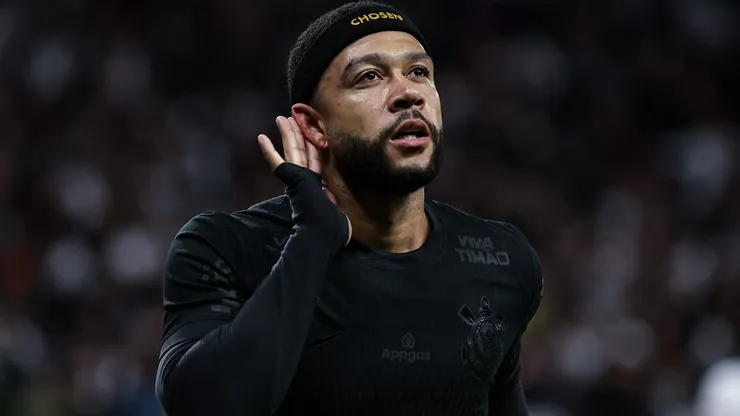 Memphis Depay reprovou atuação em derrota do Corinthians.