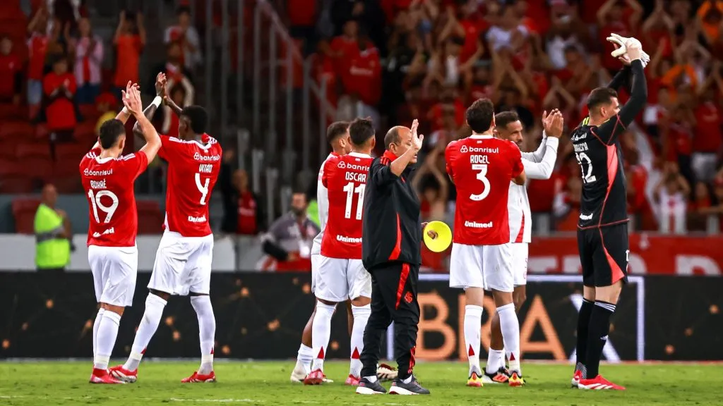 Jogadores do Internacional comemoram vitória ao final da partida contra o Cruzeiro no estádio Beira-Rio pelo campeonato Brasileiro A 2025. Foto: Maxi Franzoi/AGIF