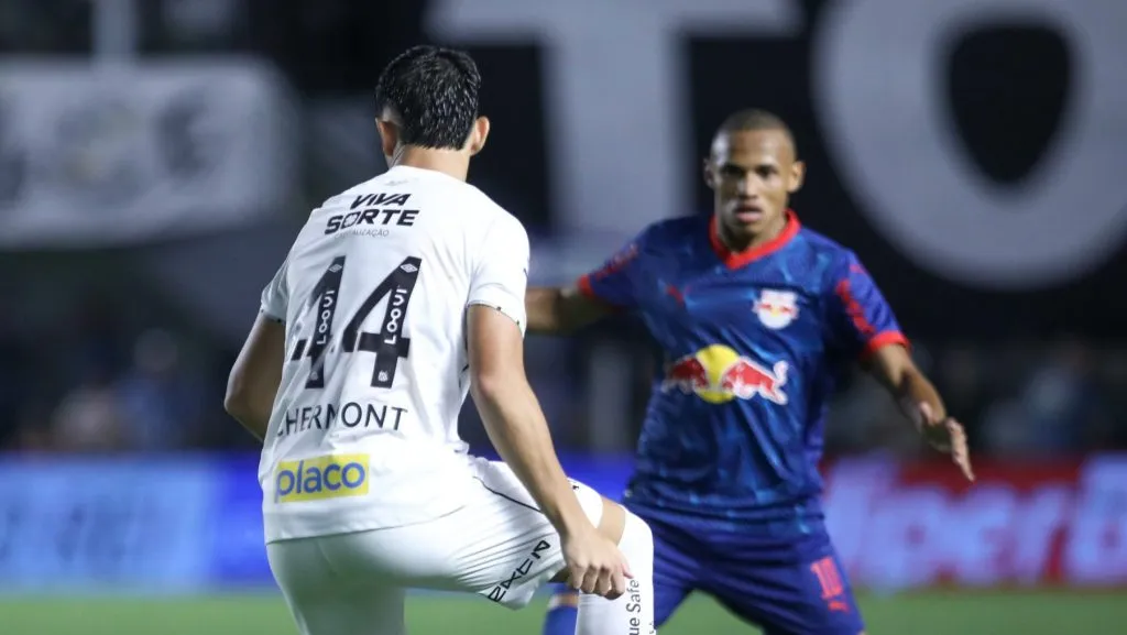 Foto: Reinaldo Campos/AGIF – JP Chermont (camisa 44) foi muito mal contra o Bahia e sofre críticas.