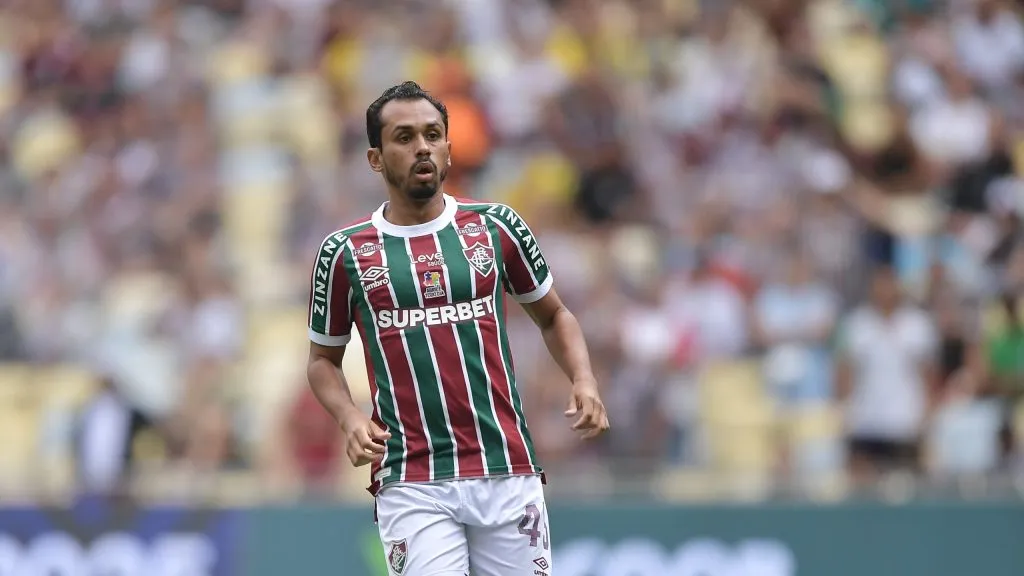 Lima em ação nas quatro linhas com a camisa do Tricolor. Foto: Thiago Ribeiro/AGIF.