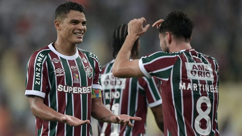 Martinelli jogador do Fluminense comemora seu gol com Thiago Silva jogador da sua equipe durante partida contra o Bragantino no estádio Maracanã pelo campeonato Brasileiro A 2025. Foto: Thiago Ribeiro/AGIF