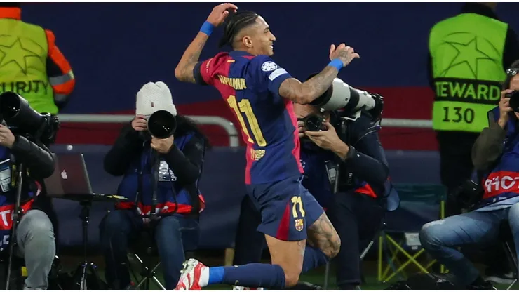 Raphinha comemora gol marcado pelo Barcelona. Foto: dpa picture alliance / Alamy Stock Photo