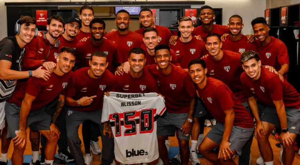 Alisson e jogadores comemorando o seu feito