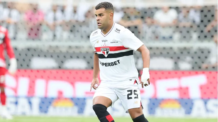 Alisson jogador do São Paulo durante partida contra o Atlético-MG no estádio Mineirão pelo campeonato Brasileiro A 2025.