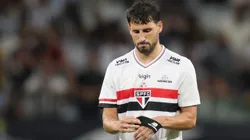 SP - BELO HORIZONTE - 06/04/2025 - BRASILEIRO A 2025, ATLETICO-MG X SAO PAULO - Calleri jogador do Sao Paulo lamenta expulsao durante partida contra o Atletico-MG no estadio Mineirao pelo campeonato Brasileiro A 2025. Foto: Gilson Lobo/AGIF