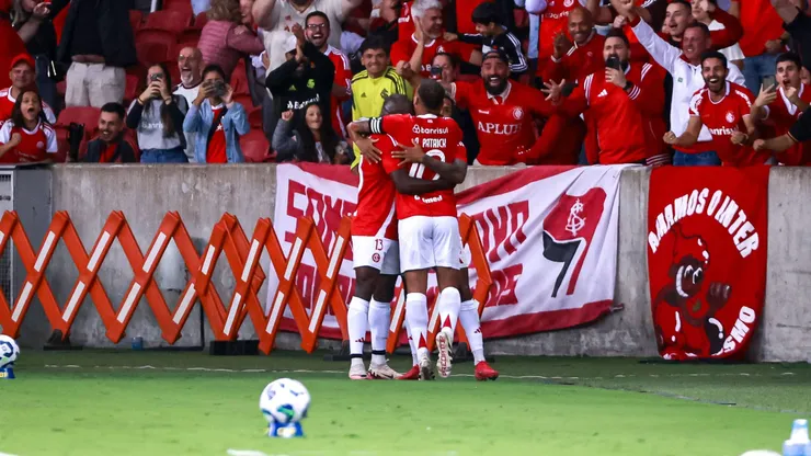 Enner Valencia jogador do Internacional comemora seu gol com jogadores do seu time durante partida contra o Cruzeiro no estádio Beira-Rio pelo campeonato Brasileiro A 2025. Foto: Maxi Franzoi/AGIF