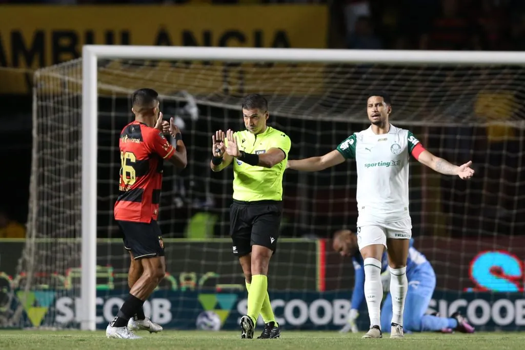 Pênalti em Raphael Veiga marcado por Bruno Arleu em Sport x Palmeiras foi o lance mais polêmico do fim de semana.