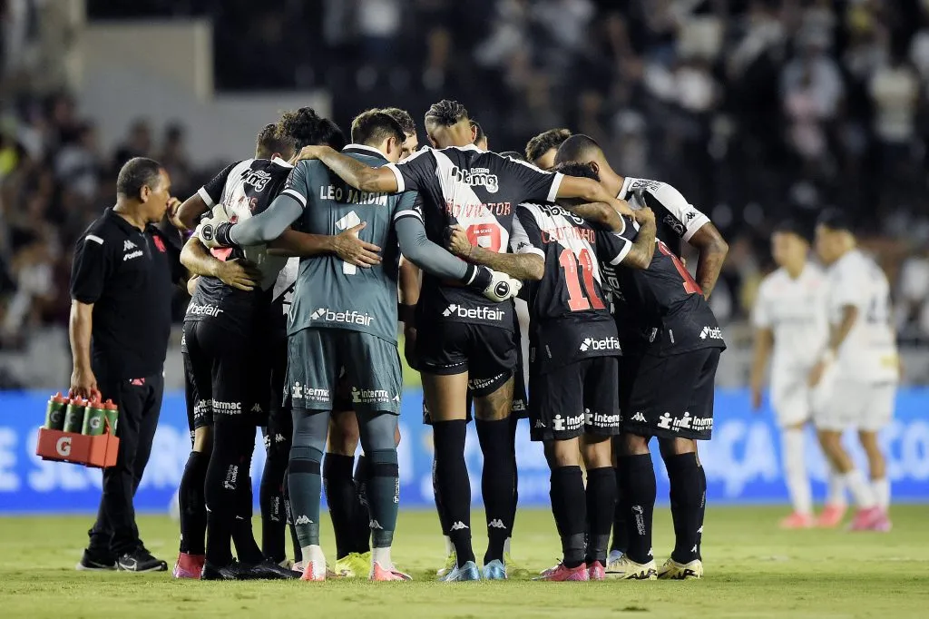Jogadores do Vasco antes na partida contra Santos – Foto: Alexandre Loureiro/AGIF