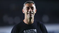 Pedro Caixinha técnico do Santos antes da partida contra o Bragantino no estadio Vila Belmiro pelo campeonato Paulista 2025. Foto: Reinaldo Campos/AGIF