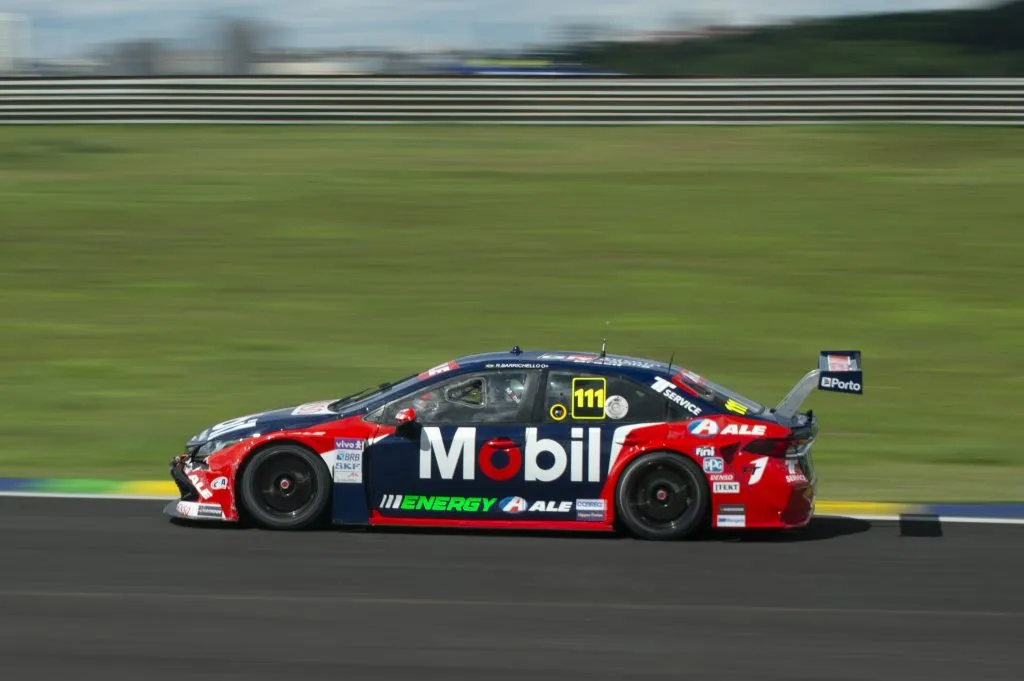Rubens Barrichello vai para mais uma temporada na Stock Car. Foto: Anderson Romao/AGIF
