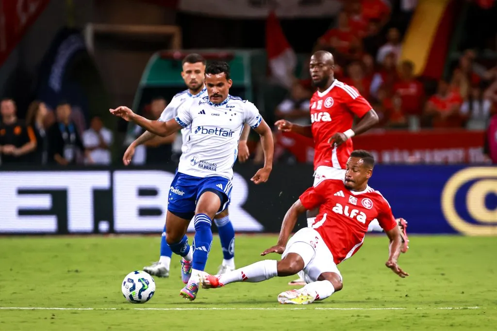 Fernando jogador do Internacional disputa lance com Kaiki Bruno jogador do Cruzeiro – Foto: Maxi Franzoi/AGIF