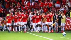 Enner Valencia jogador do Internacional comemora seu gol com jogadores do seu time - Foto: Maxi Franzoi/AGIF
