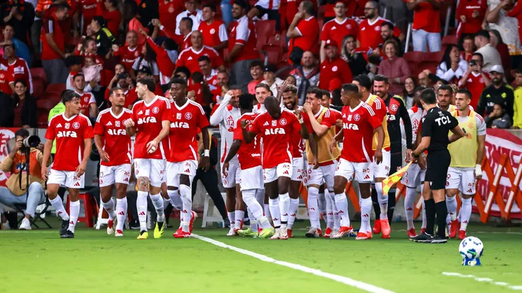 Enner Valencia jogador do Internacional comemora seu gol com jogadores do seu time - Foto: Maxi Franzoi/AGIF