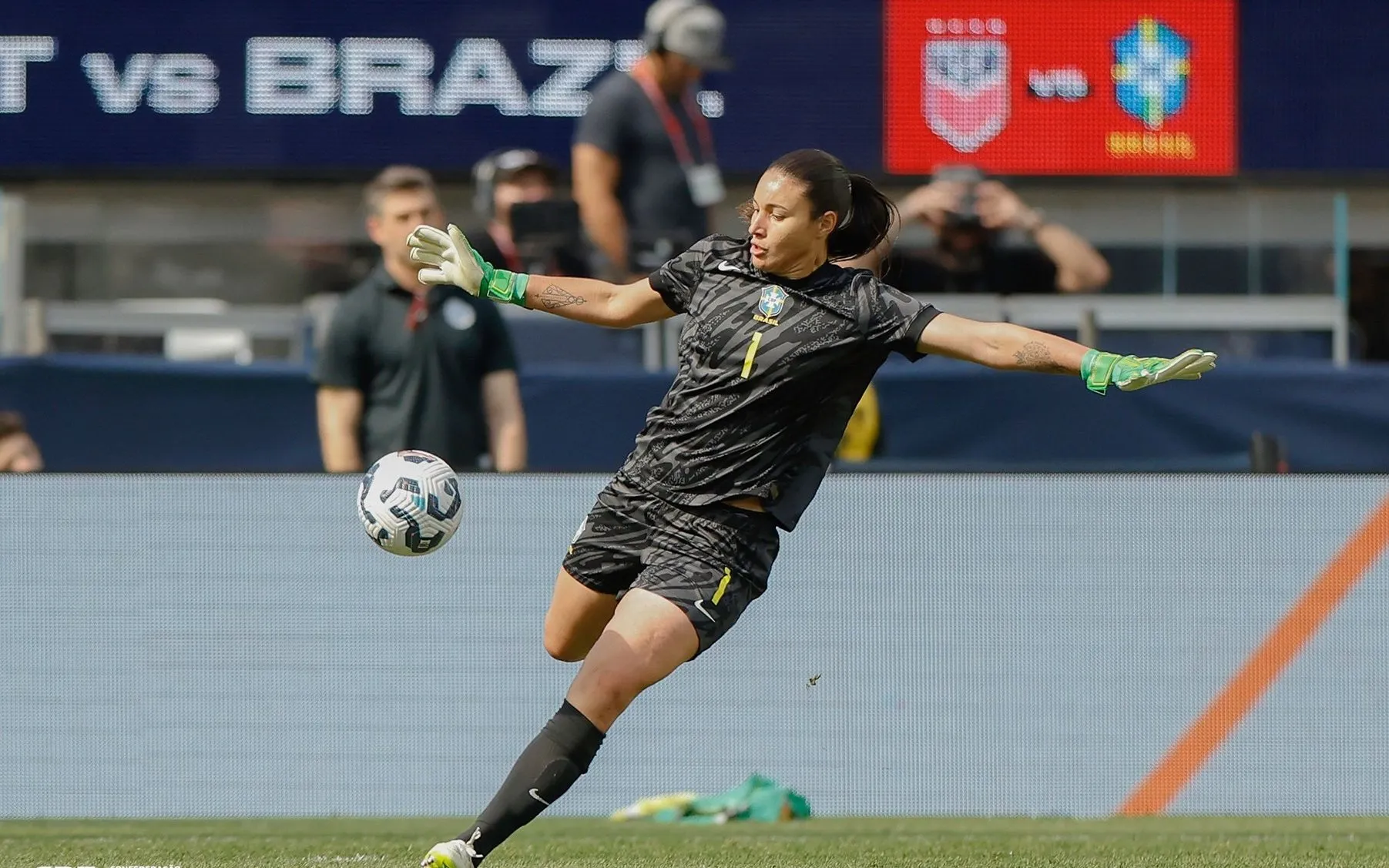 Goleira Lorena fez grandes defesas no amistoso contra os EUA deste sábado, em Los Angeles. Foto: Rafael Ribeiro/CBF