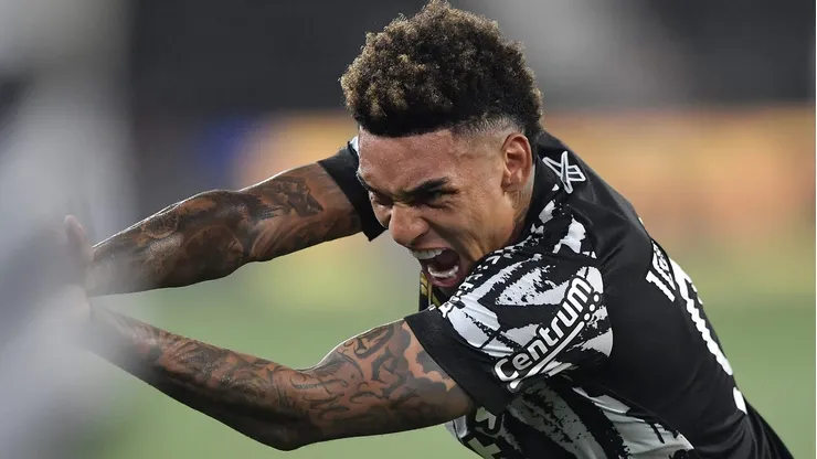 Igor Jesus encerrou jejum de gols e justamente com um tento histórico