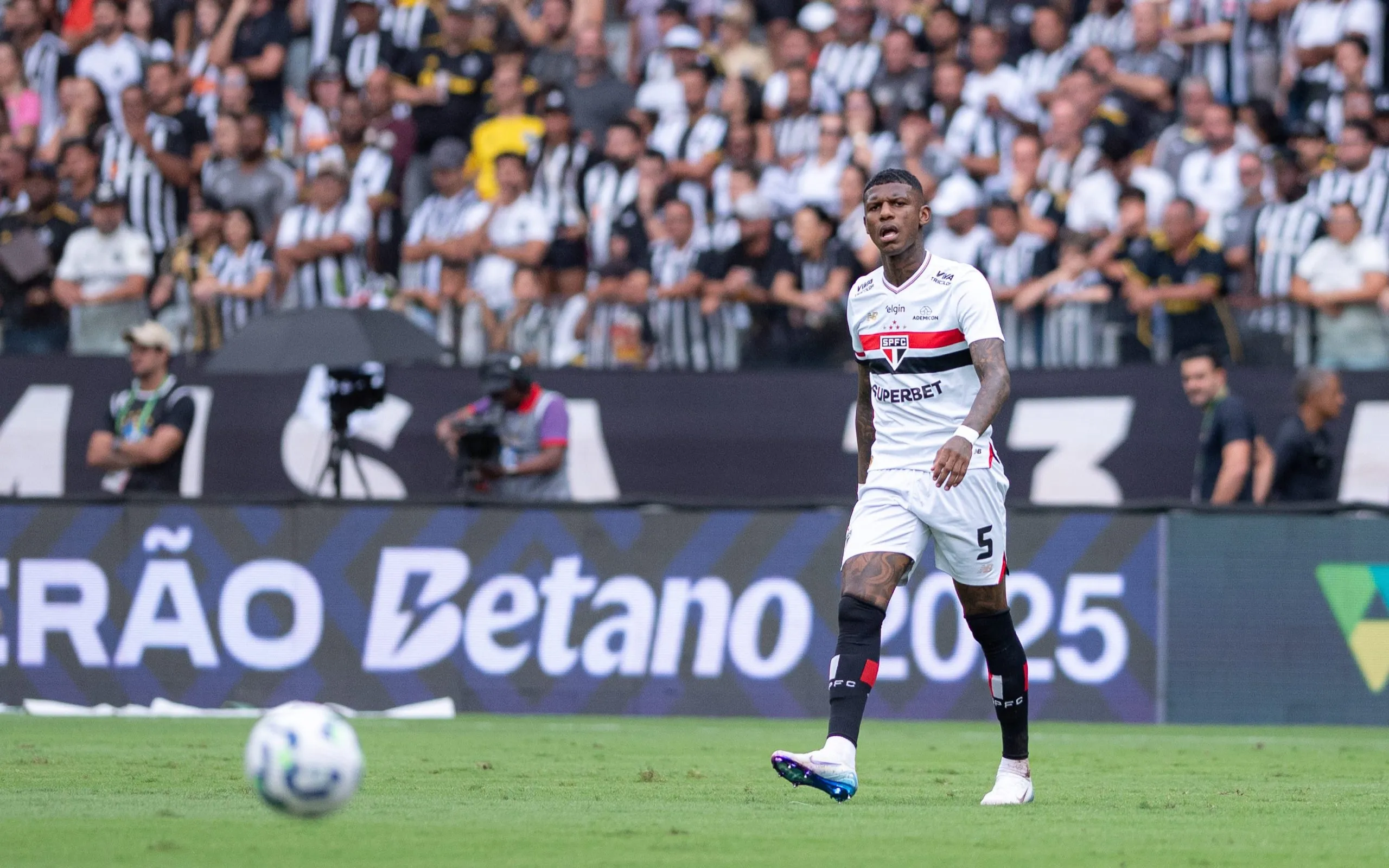 Arboleda, jogador do Sao Paulo durante partida contra o Atletico-MG no estadio Mineirao pelo campeonato Brasileiro A 2025. Foto: Alessandra Torres/AGIF