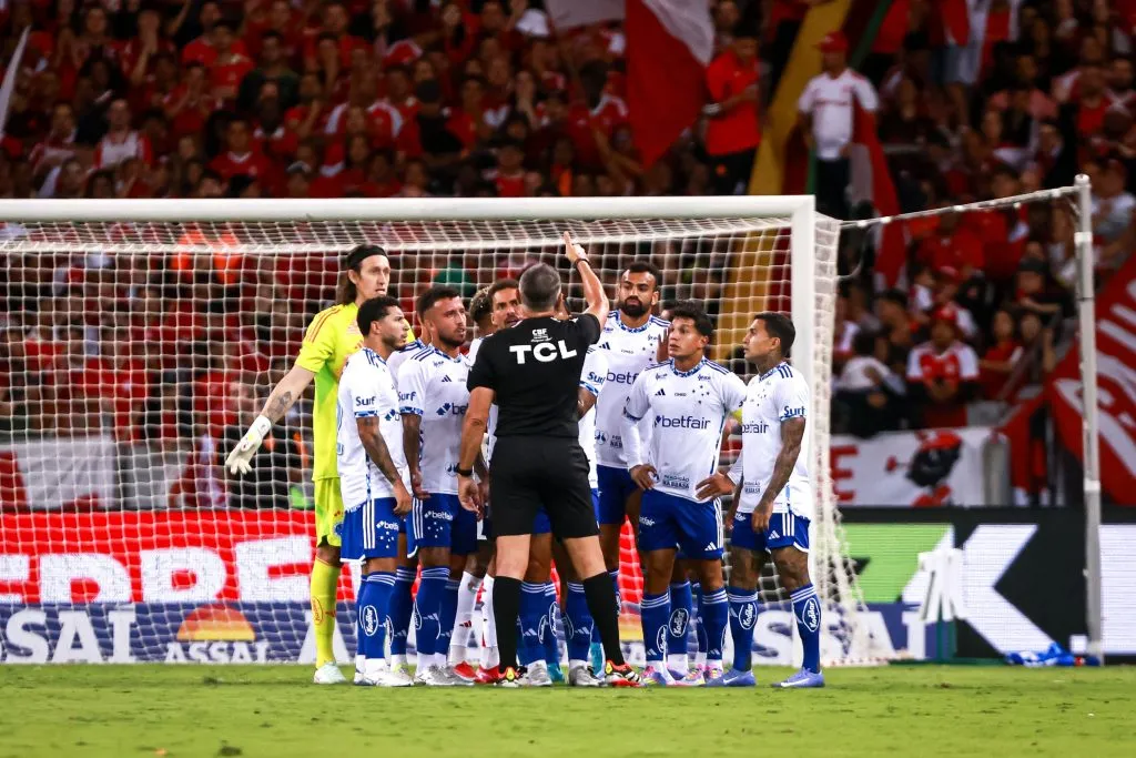 Expulsão polêmica no Beira-Rio – Foto: Maxi Franzoi/AGIF