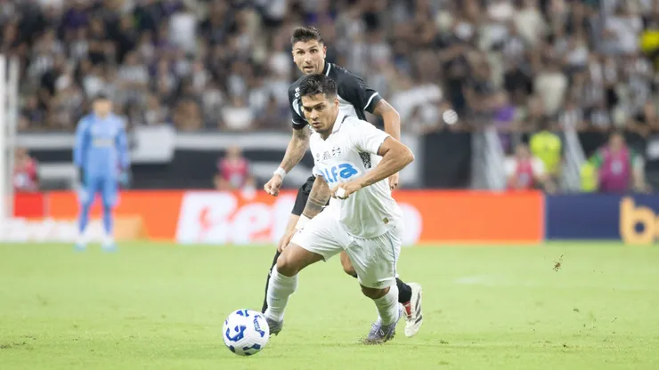 Aravena, jogador do Grêmio, durante partida contra o Ceará, pelo Campeonato Brasileiro. Foto: Baggio Rodrigues/AGIF.