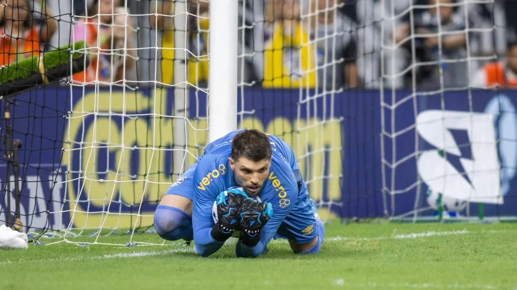 Tiago Volpi realiza defesa diante do Ceará. Foto: Baggio Rodrigues/AGIF.