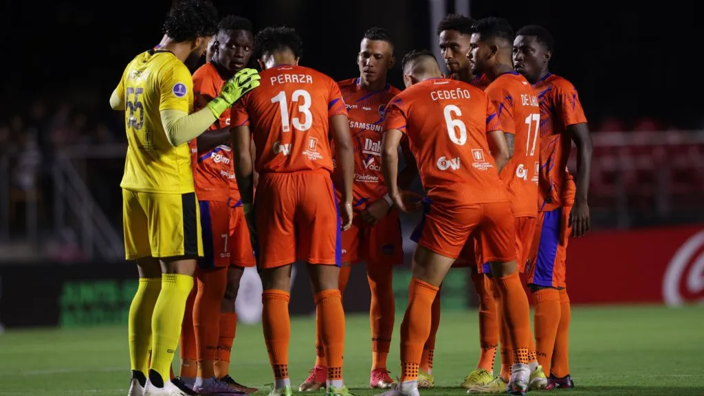 Jogadores do Puerto Cabello durante partida contra o São Paulo na Sul-Americana 2023 – Foto: Ettore Chiereguini/AGIF